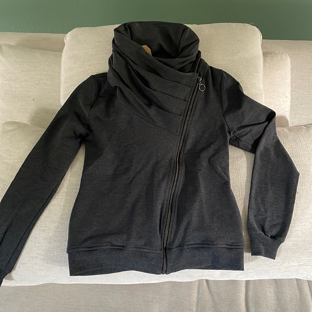 High-end women’s brand—Super cute & stylish cover-up with zipper and pockets!!